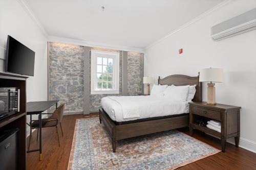 Santa Rosa Apartamento | Historic Stonehouse Getaway Minutes to Downtown!