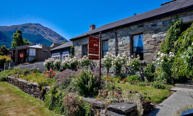 Queenstown City Centre Casa | Historic Stonehouse & Alley Cottage - Sleeps 14
