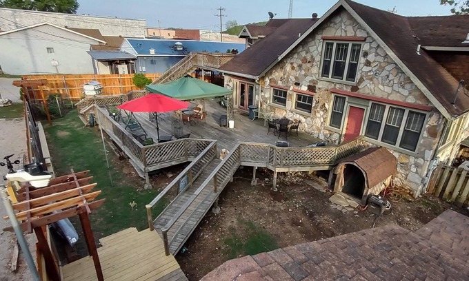 Hardy Casa | Historic Stonehouse on Main St. Walking distance to shops, restaurant the River.