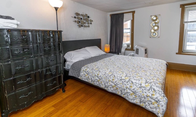 Bloomfield Apartamento | Historic Studio - Nestled in Little Italy