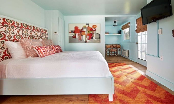 Lenox Cama Y Desayuno | Historic Susan B. Anthony Room - Cozy & Charming Stay