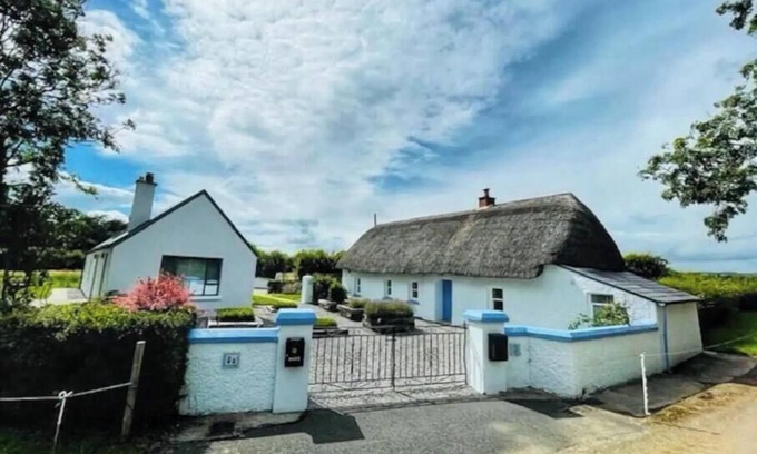 Tullaroan Cabaña | Historic Thatched Cottage Getaway in Kilkenny