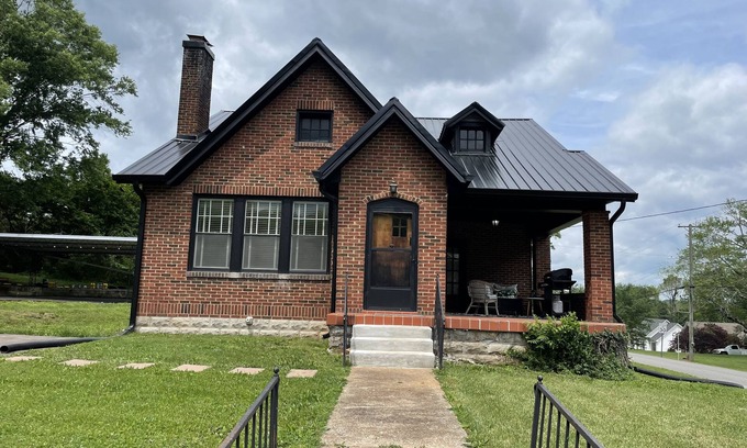Springfield Casa | Historic Time Capsule in DT Springfield - 30 Mins from DT Nashville