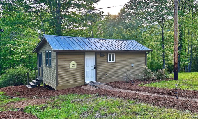 Mill Spring Apartamento | Historic Tiny Cabin, Modernized