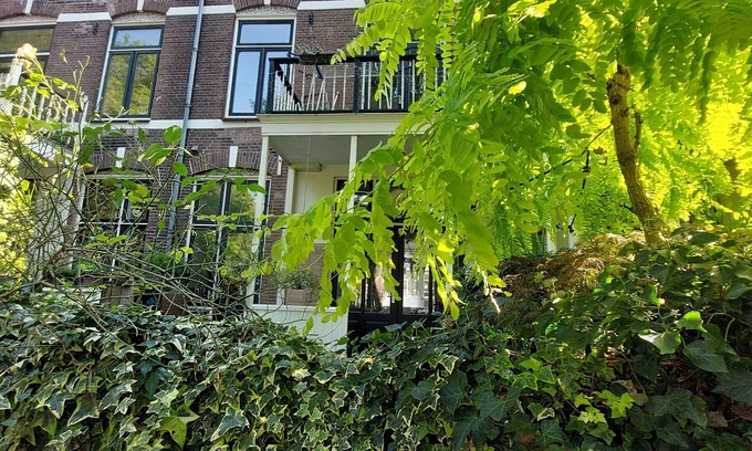 Park Merwestein en omgeving Casa | Historic townhouse with 5 bedrooms In Holland's oldest city center
