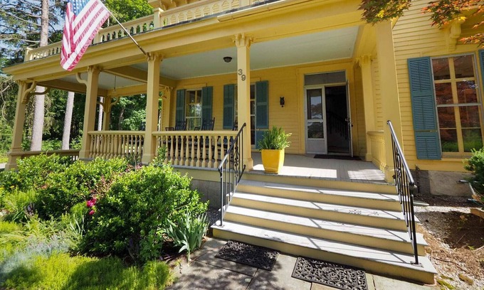 Stockbridge Apartamento | Historic Two Bedroom, Downtown Stockbridge