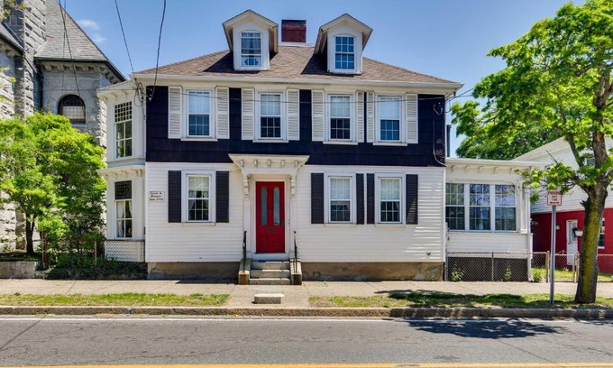 Warren Apartamento | Historic Warren Vacation Rental Walk to Beaches!