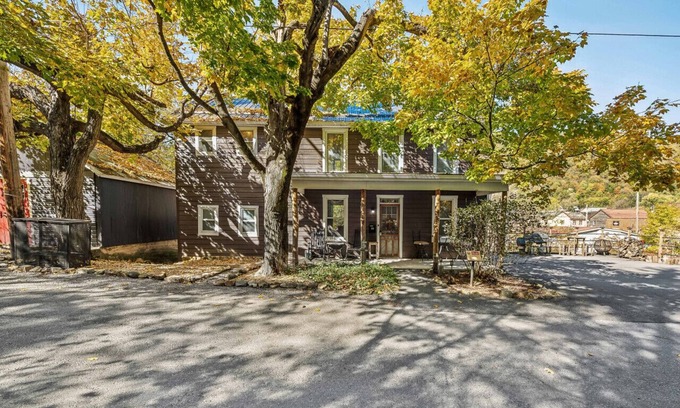 Berkeley Springs Casa | Historic William Smith House - Pets | Grill | Creekside | Wifi | Deck | Fire Pit
