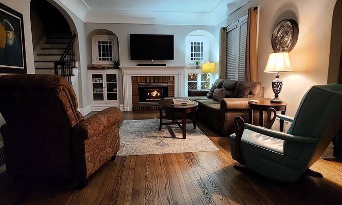 Lorain Casa | Historical 6 bed home, game room, short walk to beach & harbor lighthouse views.