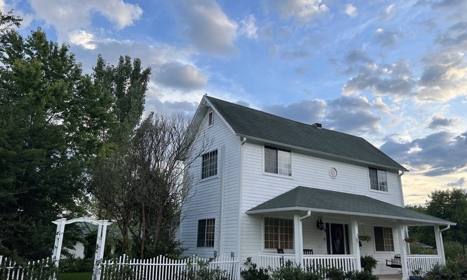 Mena Casa | Historical colonial home with Pool, close to park & downtown Mena.