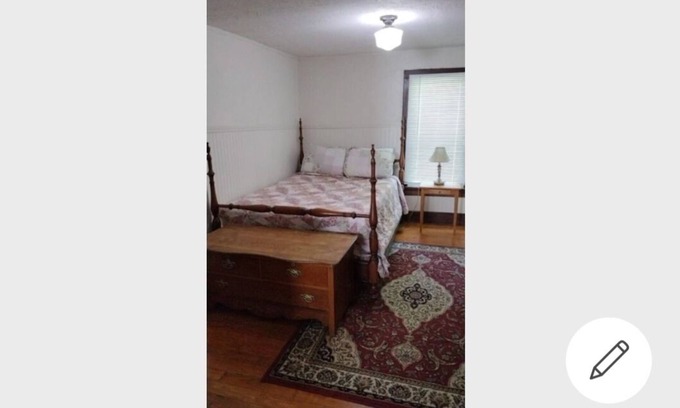 Hillsdale Apartamento | Historical Cottage Upper Level 2 Bedroom Duplex