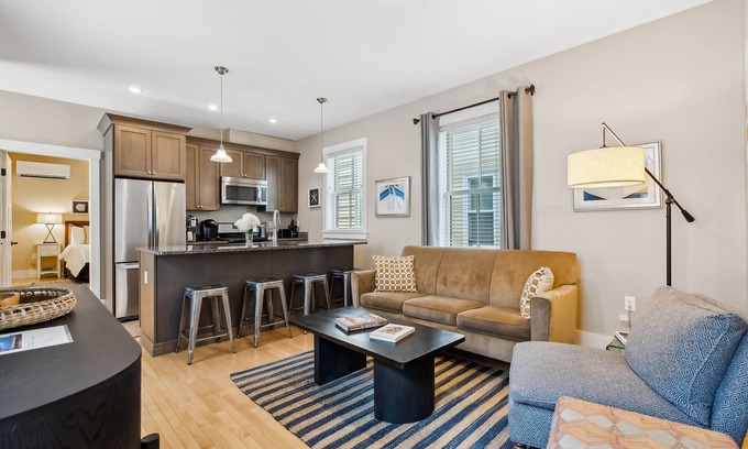West End Condominio | Historical & dog-friendly West End condo with parking - walk to all of Portland