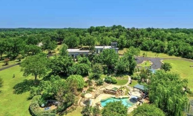 Denison Villa | Historical Mansion Beside 174 Acre Disc Golf Park