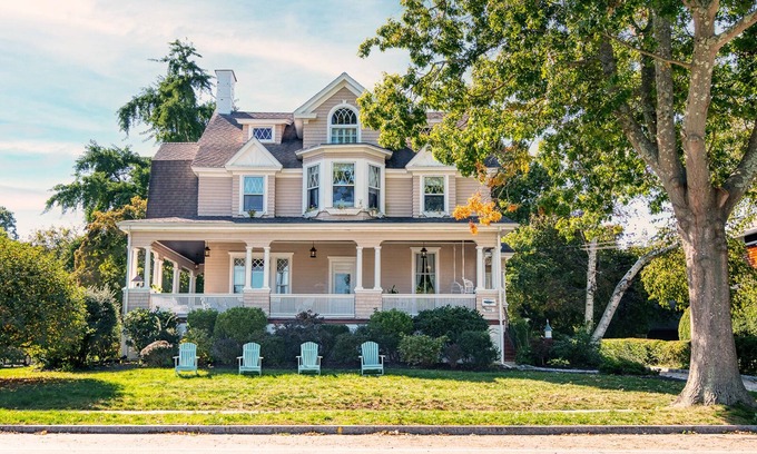New London Casa | Historical New England coastal holiday home-2 min. from Ocean Beach