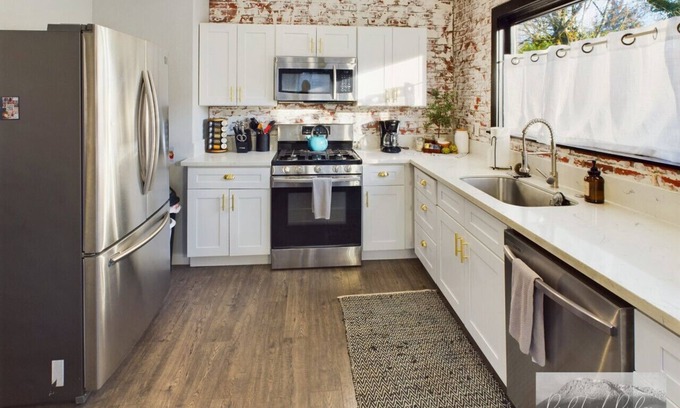 Albany Casa | Historically renovated house sleeps 20+ in downtown Albany!