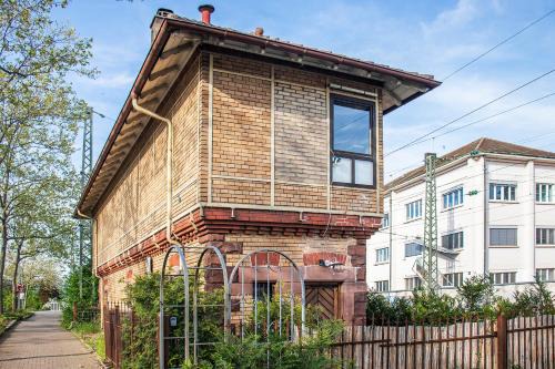 Loerrach Apartamento | Historisches Stellwerk mit Garten in bester Innenstadtlage & Boxspringbetten nahe der Schweizer Grenze