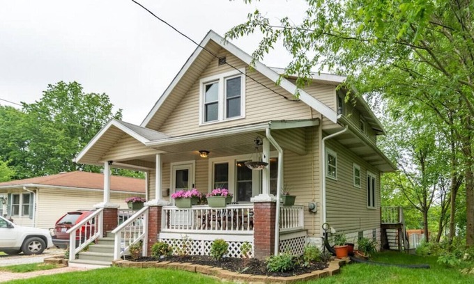 Akron Casa | Hite Street · NEW! 3 Bedroom Home with Fireplace, sleeps 8+