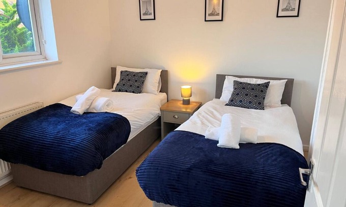 Kettering Casa | Hive Stays, sleeps 3, Free Parking, Wifi, Smart Tv