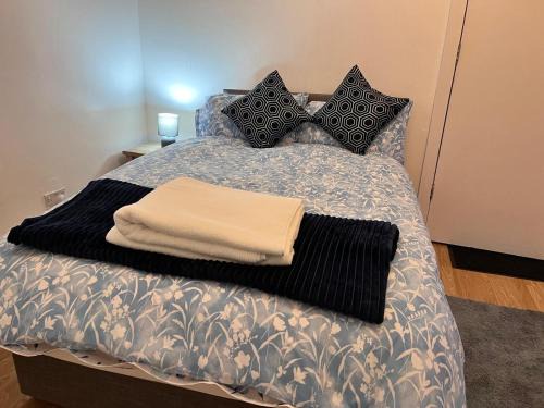 Kettering Apartamento | HIVESTAYS Free Wi-Fi, Smart TV, Parking, Tea &Coffee
