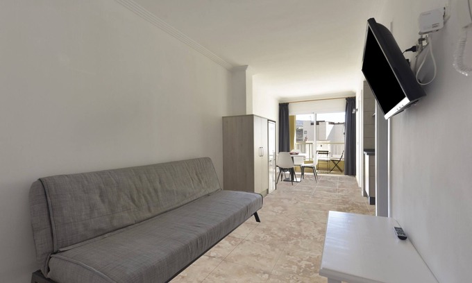 Playa San Juan Apartamento | Apartamento vacacional "Macarena" en Playa San Juan con vistas a la montaña y balcón