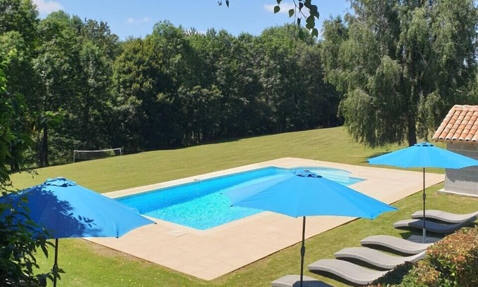 Saint-Barthelemy-de-Bussiere Casa | L'arbre Magnolia, una casa rural tranquila y lujosa cerca de Nontron con piscina compartida