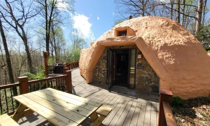 Arlington Cabaña | Hobbit Hole on 15 acres