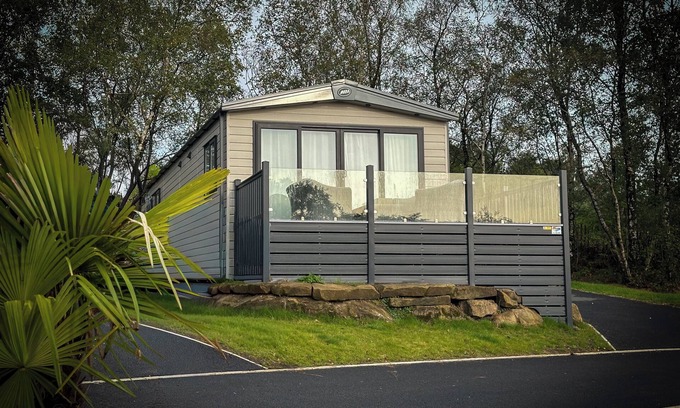 Longridge Cabina | Hobbit - House Of The Owl. Luxury lodge with views. Pet friendly. Indoor Pool.