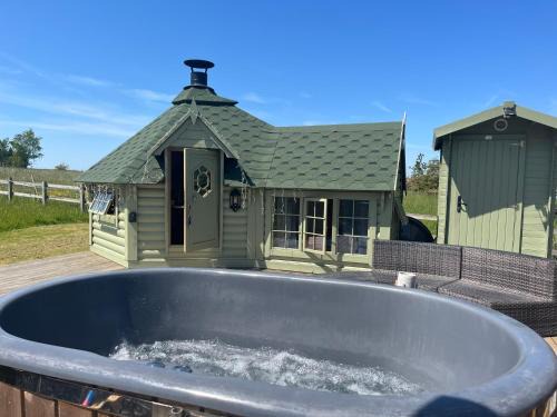 Accrington Otro | Hobbit Hut