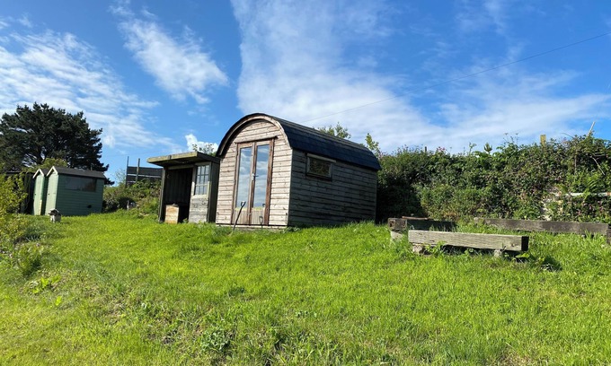 Penryn Cabina | Hobbit hut with stunning valley views near Falmouth
