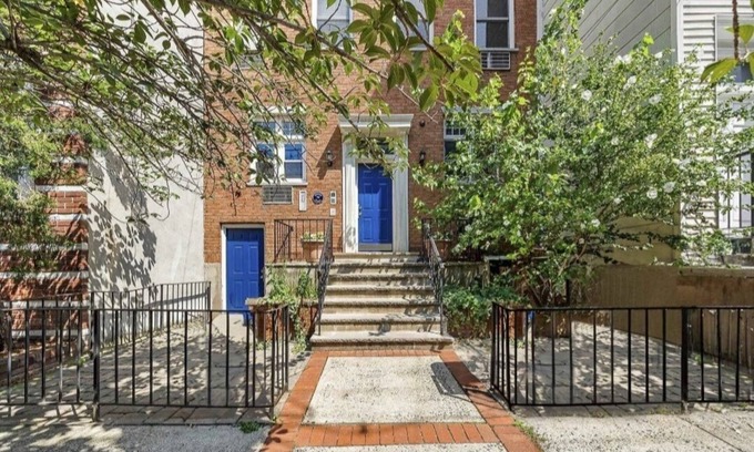Hoboken Condominio | Hoboken Brownstone Condo-1st Fl, 2 Bedrms w/Private Backyard Close to NYC trains