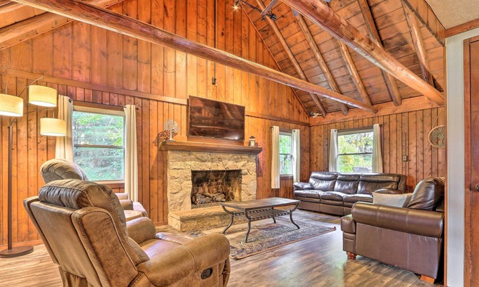 Logan Cabaña | Hocking Hills Cabin w/ Deck, Hot Tub & Pond!