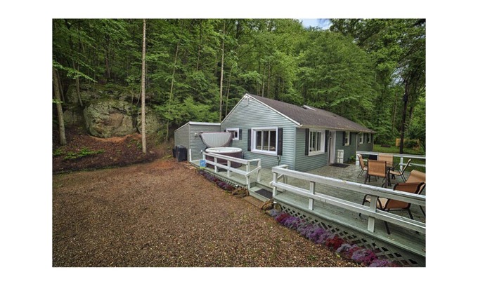Rockbridge Casa | Hocking Hills Cottage Nestled in Rock Formations