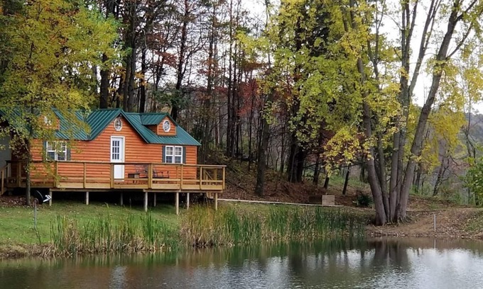 Sugar Grove Casa | Hocking Hills-Cabaña amigable para mascotas con estanque privado