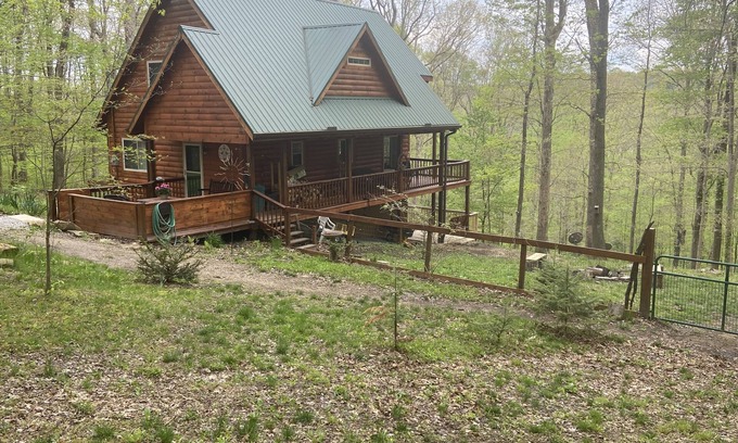 Rockbridge Cabina | Hocking Hills Family Friendly Log Cabin with Lake access, Canoe & Hiking Trail