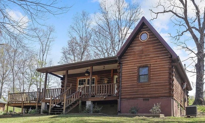 Ray Cabina | Hocking Hills Hiking and Fishing -PET FRIENDLY-