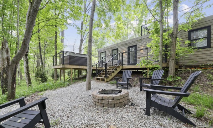 Logan Apartamento | Hocking Hills: Hiltop Haven: The Top Deck