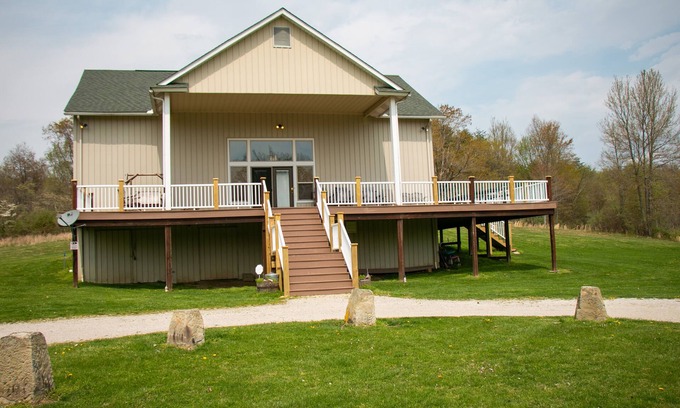 New Plymouth Cabina | Hocking Hills Lodge w/hottub,10acre lake, with Basketball & Pickleball court