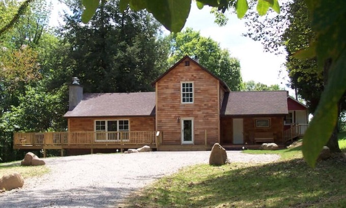 Logan Cabina | Hocking Hills Lodge on 80 acres -HotTub & GameRoom