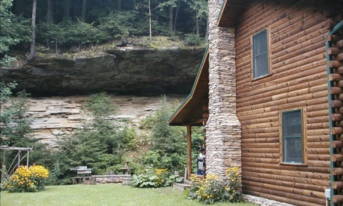 Rockbridge Cabina | Hocking Hills Log Cabin in the Woods facing Rock formation