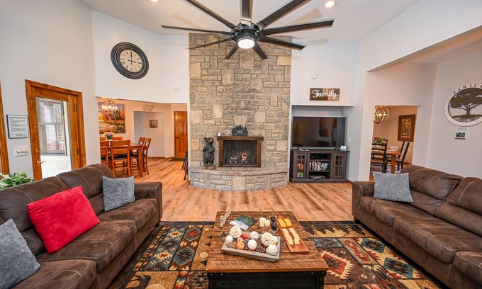 Rockbridge Casa | Hocking Hills Luxury-Mins to the caves & trails. HotTub. FirePit. Gameroom WiFi