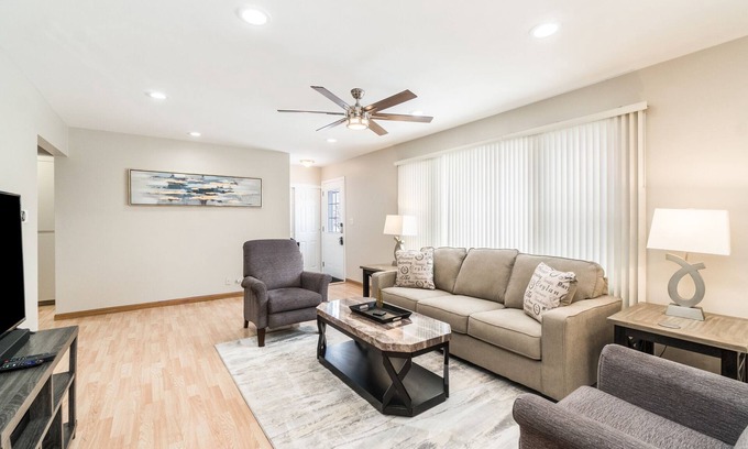 Schaumburg Casa | Hoffman Estates FHS Rental