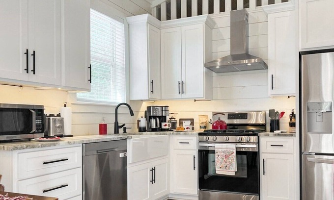 Fayetteville Casa | Hog Heaven | 4 wooded Acres, 10 minutes from UofA!