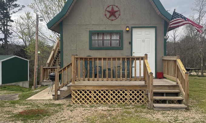 Eminence Cabina | Hogan's Hideout Americana Cozy Cabin with Hot Tub