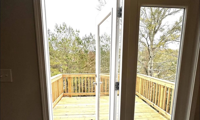 Hogansville Casa | Hogansville Retreat with balcony overlooking beautiful pond backdrop!
