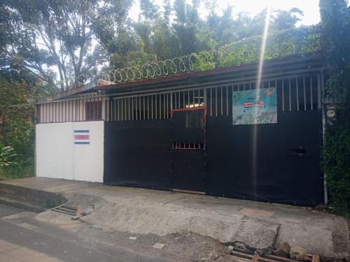 Alajuela Casa | Hogar tico-estadounidense cerca de aeropuerto