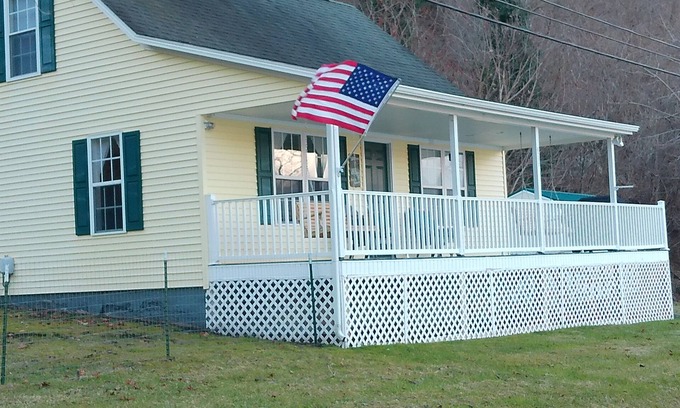 Parrott Cabaña | Hokie Football is Back @The River House near VT & RU. Dogs Ok- Kayak, Tube