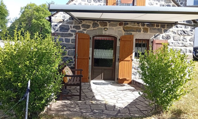 Saint-Martin-sous-Vigouroux Casa | Holiday Home 'Cantalou'