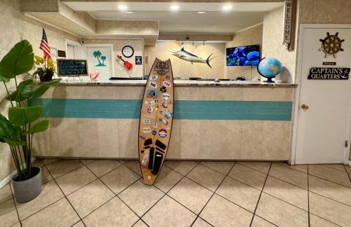 Fort Walton Beach Hotel | Hole Inn the Wall Hotel - Fort Walton Beach - Sunset Plaza - nearby Beaches & Hurlburt