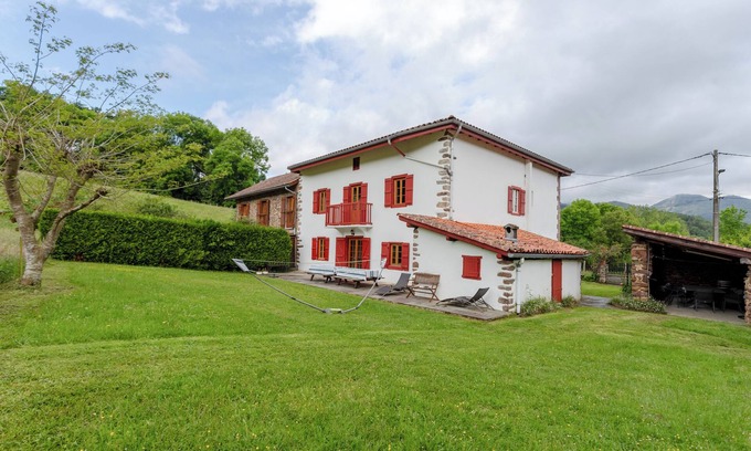 Saint-Etienne-de-Baigorry Casa | Casa de vacaciones 'Etxaluzenea' con vistas a la montaña, terraza privada y Wi-Fi