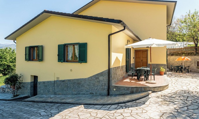 Castelnuovo di Garfagnana Villa | Casa vacacional 'Casa Mia' con vistas a las montañas, terraza privada y jardín privado